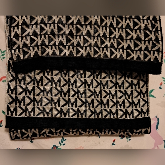 NWOT Michael Kors Black & Grey Casual Preppy Hat & Scarf Wrap Set - Picture 4 of 9